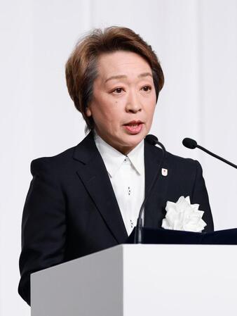 ミラノ・コルティナ冬季五輪の日本選手団解団式であいさつするＪＯＣの橋本聖子会長