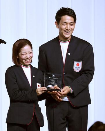 団長賞を受賞し、満面の笑みを浮かべる木原龍一（右）と三浦璃来（撮影・佐藤厚）