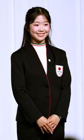 壇上で愛くるしい笑顔を見せる中井亜美（撮影・佐藤厚）