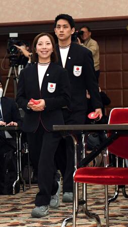 会見場に入る三浦璃来（手前）と木原龍一（撮影・佐藤厚）