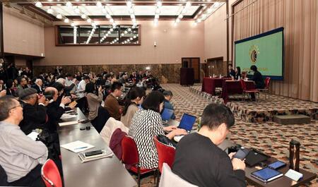 日本記者クラブで記者会見したりくりゅう（右）＝撮影・佐藤厚