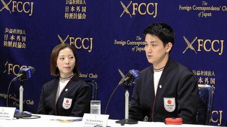 日本外国特派員協会で会見を行ったりくりゅうペアの木原龍一（右）と三浦璃来