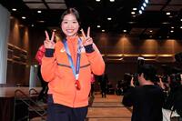 　記者会見を終え、笑顔で引き揚げる中井亜美