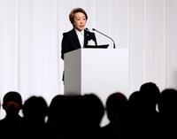 ミラノ・コルティナ冬季五輪の日本選手団解団式であいさつするＪＯＣの橋本聖子会長