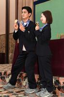 メダルを両手に笑顔を見せる木原龍一（左から）と三浦璃来（撮影・佐藤厚）