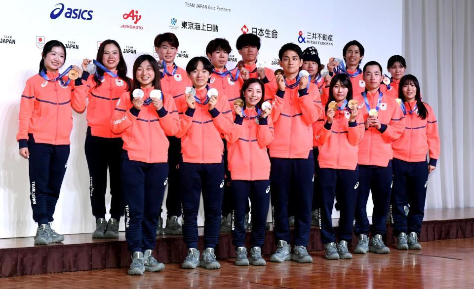 メダルを手に笑顔を見せる（前列左から）坂本花織、鍵山優真、三浦璃来、木原龍一、村瀬心椛、木村葵来、深田茉莉（後列左から）中井亜美、吉田唄菜、森田真沙也、佐藤駿、木俣椋真、長谷川帝勝、堀島行真、野明花菜（撮影・佐藤厚）