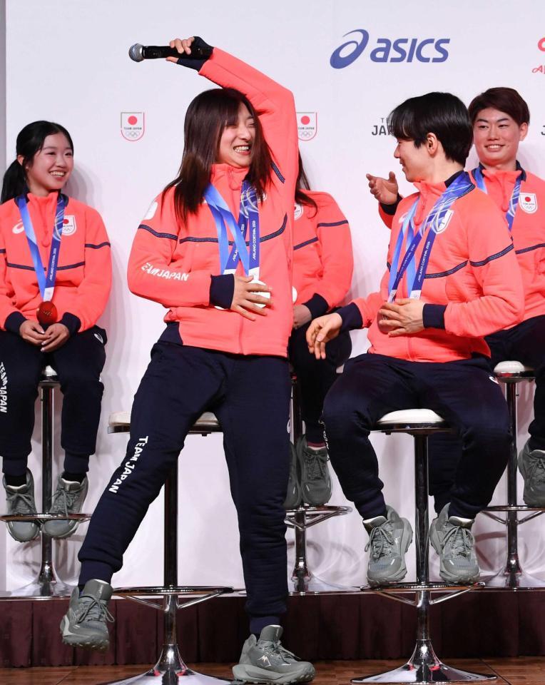 　鍵山優真（右）からマイクを受け取る坂本花織