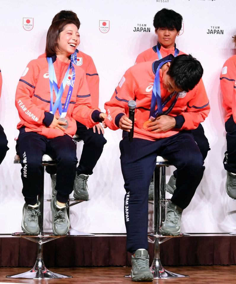 　司会者から名前を間違われ、ずっこける木原龍一（手前右）と三浦璃来（同左）＝撮影・佐藤厚