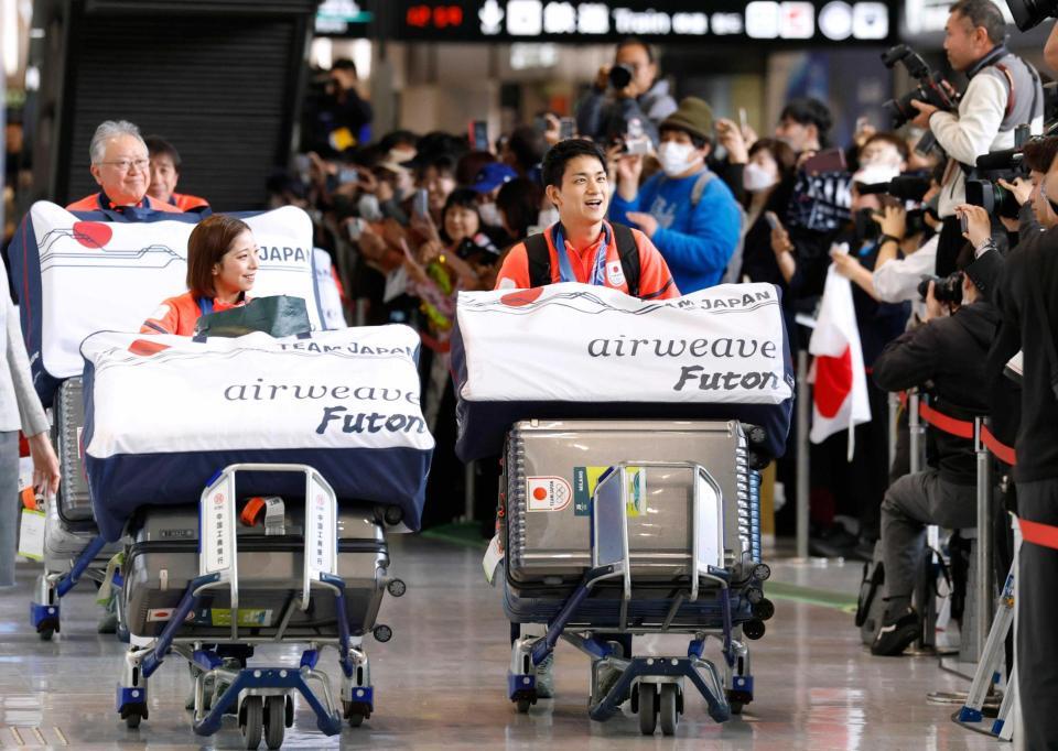 　帰国した三浦璃来（手前左）と木原龍一