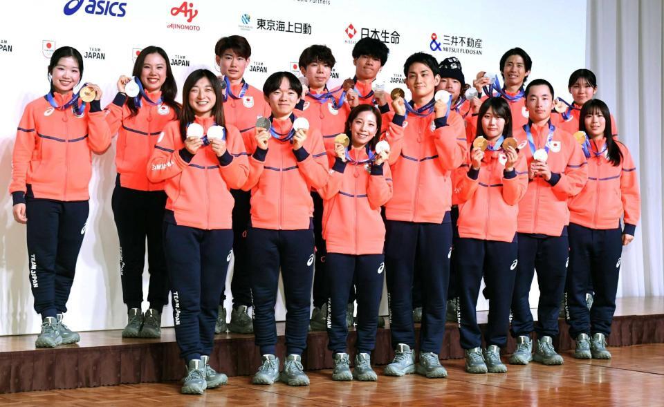 　メダルを手に笑顔を見せる日本選手団