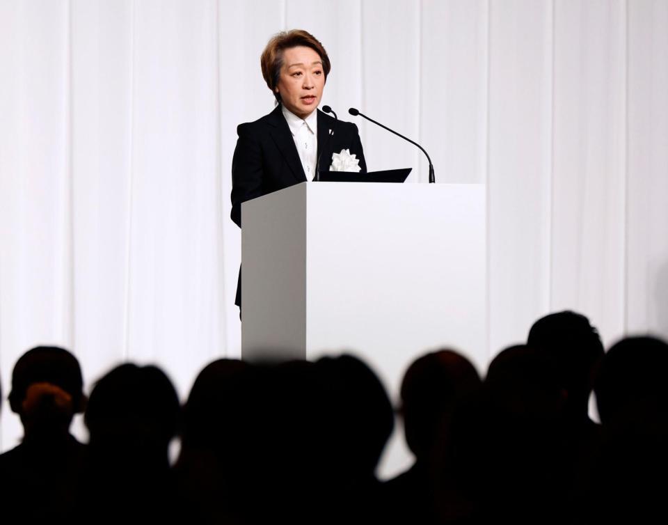 ミラノ・コルティナ冬季五輪の日本選手団解団式であいさつするＪＯＣの橋本聖子会長