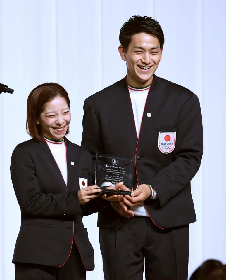 団長賞を受賞し、満面の笑みを浮かべる木原龍一（右）と三浦璃来（撮影・佐藤厚）