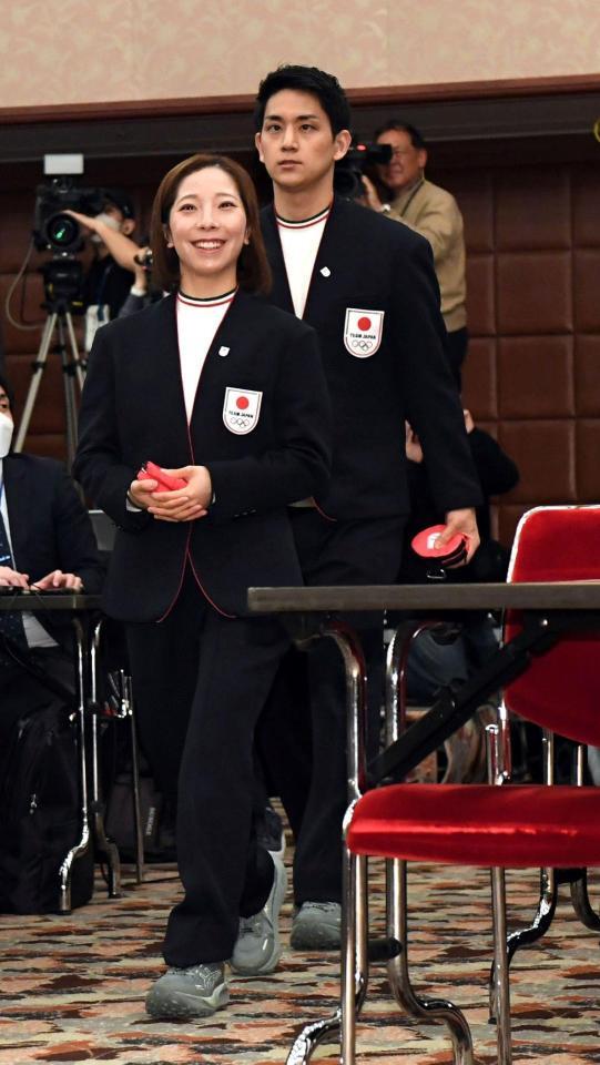 会見場に入る三浦璃来（手前）と木原龍一（撮影・佐藤厚）