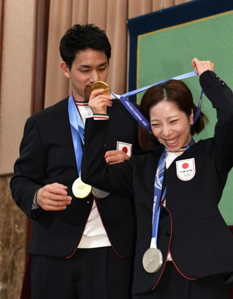 金メダルをかけ直す三浦璃来（右）とそれを手伝う木原龍一（撮影・佐藤厚）