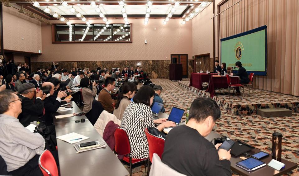 日本記者クラブで記者会見したりくりゅう（右）＝撮影・佐藤厚