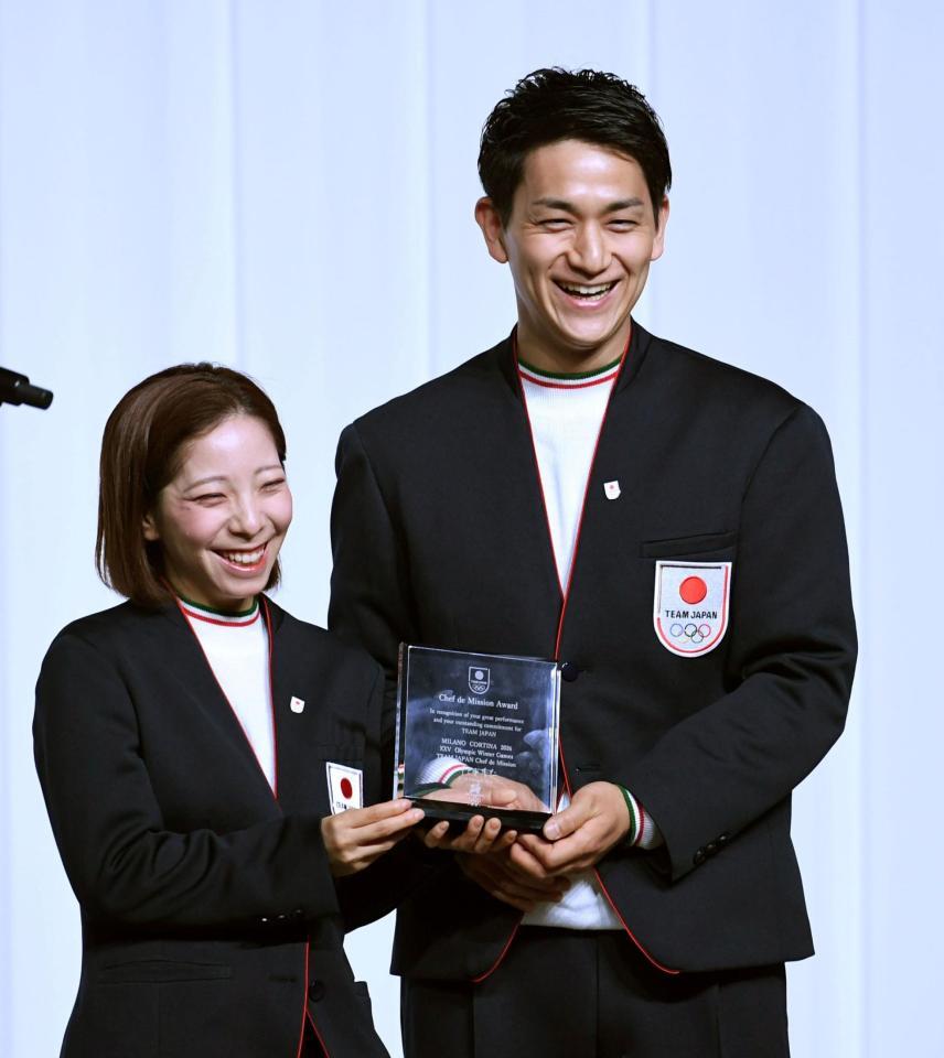 団長賞を受賞し、満面の笑みを浮かべる木原龍一（右）と三浦璃来（撮影・佐藤厚）