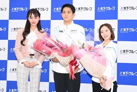 　表敬訪問を終え社員（左）から花束を贈呈された木原龍一（中央）と三浦璃来（右）＝撮影・開出牧