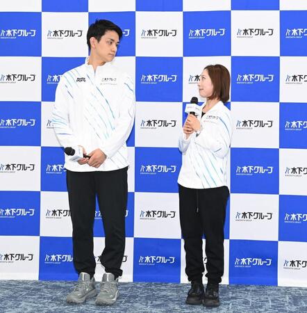 　表敬訪問を終え記者会見で見つめ合い喜びを分かち合う木原龍一（左）と三浦璃来（撮影・開出牧）