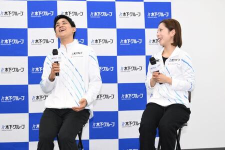 表敬訪問を終え記者会見で笑顔を見せるフィギュアスケートペアの木原龍一（左）と三浦璃来＝東京・木下グループ本社（撮影・開出牧）