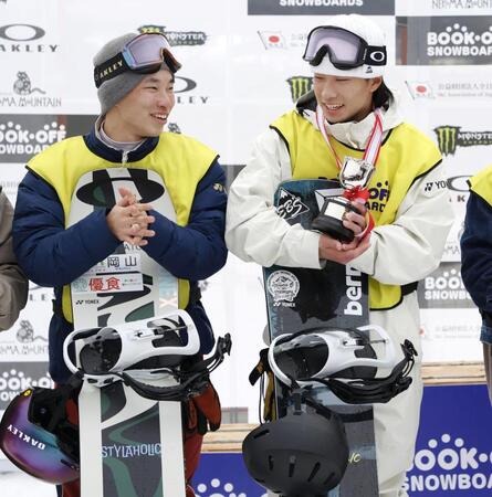 　表彰式で笑顔の木村葵来（左）と木村悠斗＝星野リゾートネコママウンテン