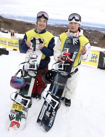 　表彰式後にポーズをとる木村葵来（左）と木村悠斗＝星野リゾートネコママウンテン