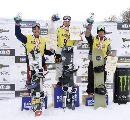 　表彰式でポーズをとる優勝した木村悠斗（中央）、２位の木村葵来（左）、３位の木俣椋真＝星野リゾートネコママウンテン