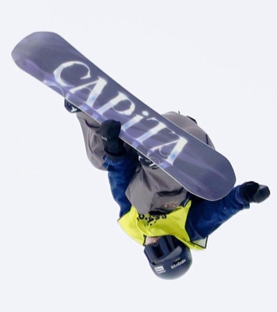 　ジャンプする村瀬由徠＝星野リゾートネコママウンテン