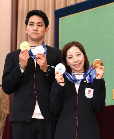 メダルを両手に笑顔を見せる木原龍一（左から）と三浦璃来（撮影・佐藤厚）
