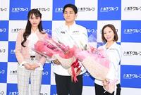 　表敬訪問を終え社員（左）から花束を贈呈された木原龍一（中央）と三浦璃来（右）＝撮影・開出牧