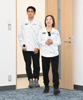 　表敬訪問を終え記者会見に登場した三浦璃来（手前）と木原龍一（撮影・開出牧）