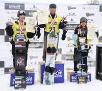 　表彰式でポーズをとる優勝した村瀬由徠（中央）、２位の鈴木萌々（左）、３位の森井姫明麗＝星野リゾートネコママウンテン