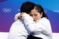 ペアで金メダルが確定し、抱き合って喜ぶ三浦璃来（右）、木原龍一組＝１６日（共同）