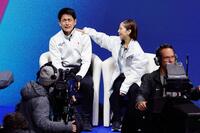 ペアで金メダルが確定し、涙する木原龍一（左）と笑顔の三浦璃来＝１６日（共同）