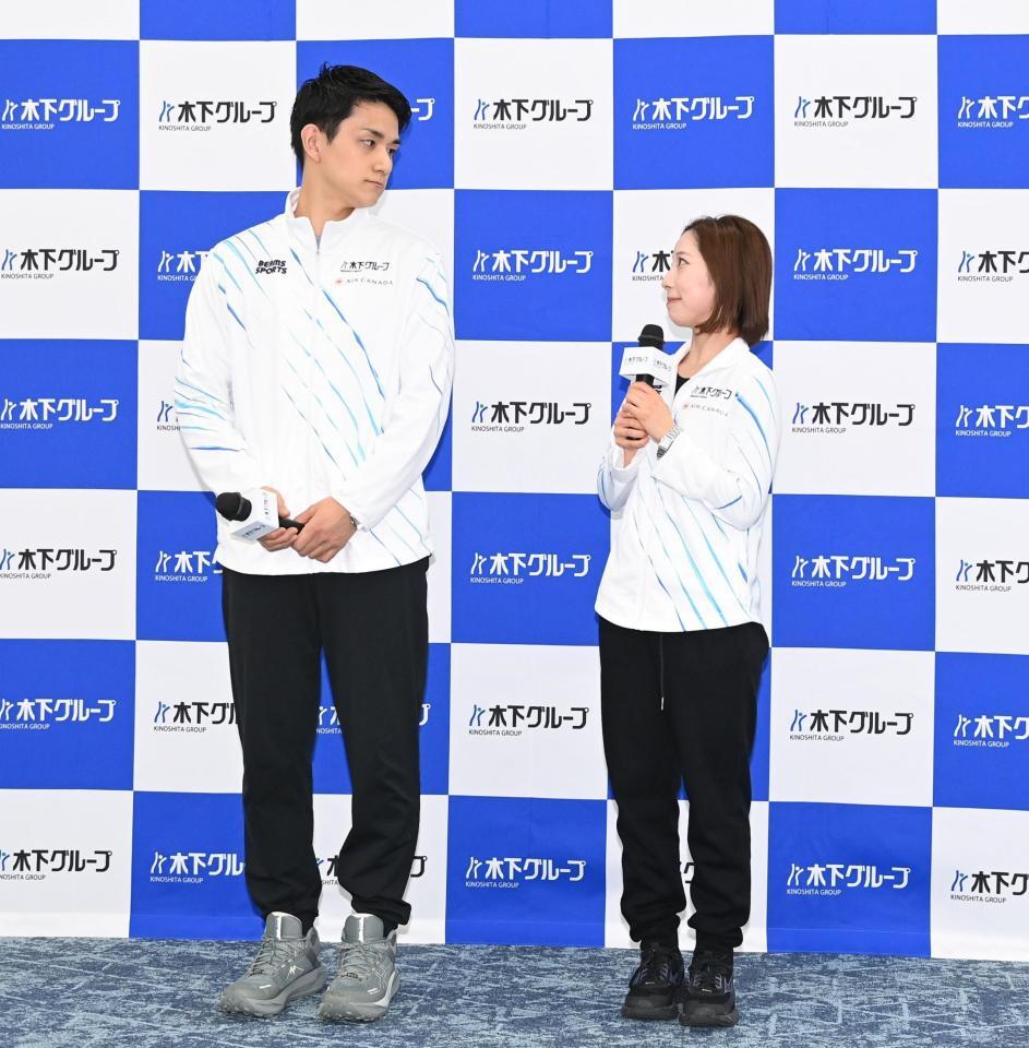 　表敬訪問を終え記者会見で見つめ合い喜びを分かち合う木原龍一（左）と三浦璃来（撮影・開出牧）