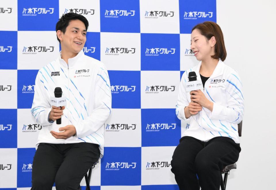 　表敬訪問を終え記者会見で笑顔を見せる木原龍一（左）と三浦璃来（撮影・開出牧）