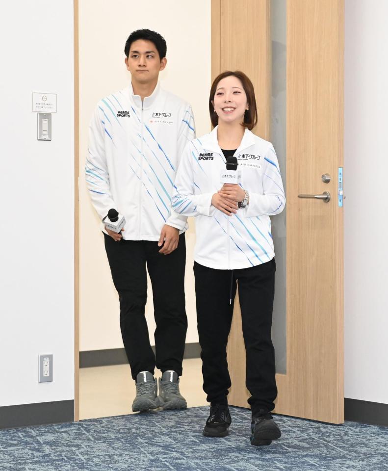 　表敬訪問を終え記者会見に登場した三浦璃来（手前）と木原龍一（撮影・開出牧）