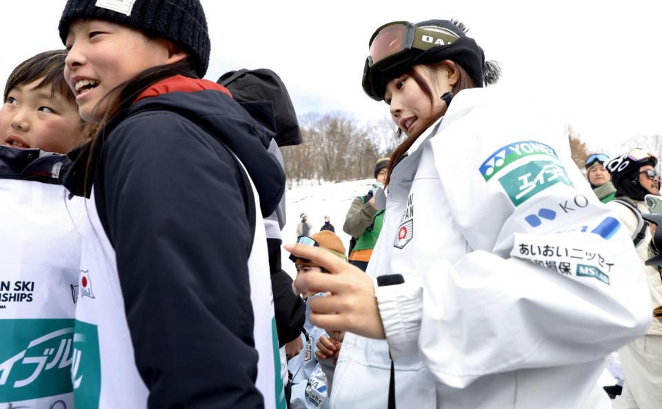 　イベントでファンにサインするスノーボード女子の村瀬心椛＝星野リゾートネコママウンテン