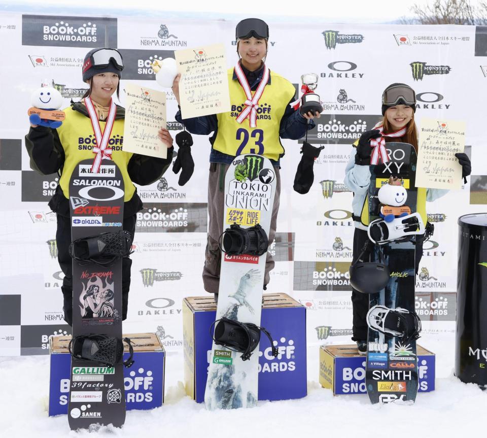 　表彰式でポーズをとる優勝した村瀬由徠（中央）、２位の鈴木萌々（左）、３位の森井姫明麗＝星野リゾートネコママウンテン