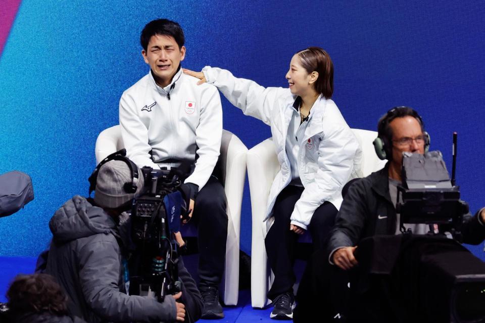 ペアで金メダルが確定し、涙する木原龍一（左）と笑顔の三浦璃来＝１６日（共同）