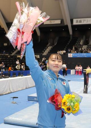 　パリ五輪代表となり、笑顔でスタンドに手を振る宮田笙子＝５月１８日