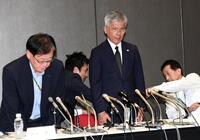 　会見冒頭で謝罪する日本体操協会・藤田直志会長（中央）と西村賢二専務理事（左）＝撮影・佐藤厚