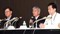 　経緯を説明する日本体操協会・藤田直志会長（中央）と西村賢二専務理事（左）＝撮影・佐藤厚