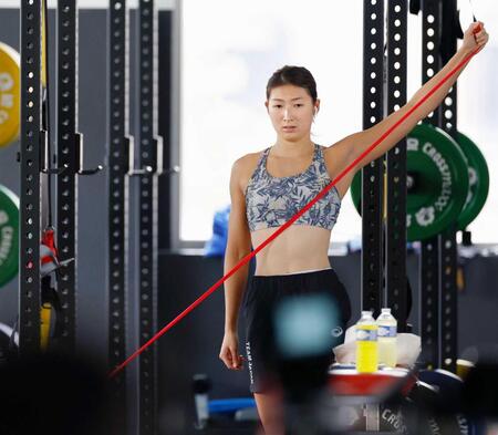 　競泳パリ五輪代表の事前合宿でトレーニングをする池江璃花子＝アミアン（共同）