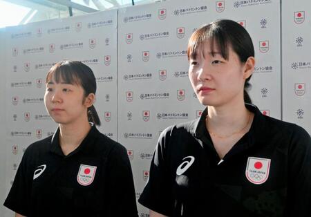 　出国前に取材に応じるパリ五輪のバドミントン女子ダブルス日本代表の永原和可那（左）と松本麻佑