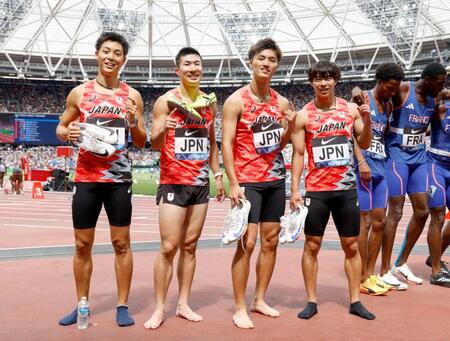 　男子４００メートルリレーで優勝した日本。左から上山紘輝、桐生祥秀、柳田大輝、坂井隆一郎（共同）