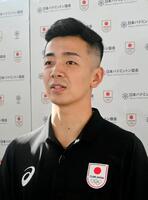 　出国前に取材に応じるパリ五輪のバドミントン男子シングルス日本代表の西本拳太