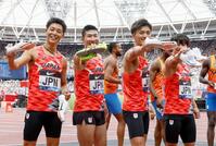 　男子４００メートルリレーで優勝した日本。右から坂井隆一郎、柳田大輝、桐生祥秀、上山紘輝（共同）