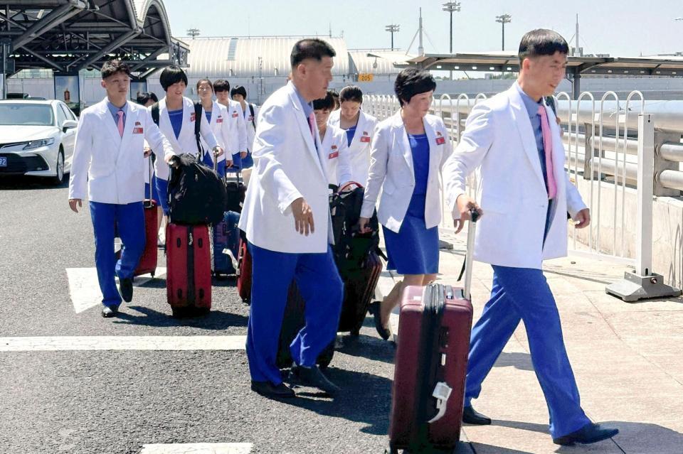 　パリ五輪に出場するため、経由地の中国・北京の空港に到着した北朝鮮代表の選手ら（共同）