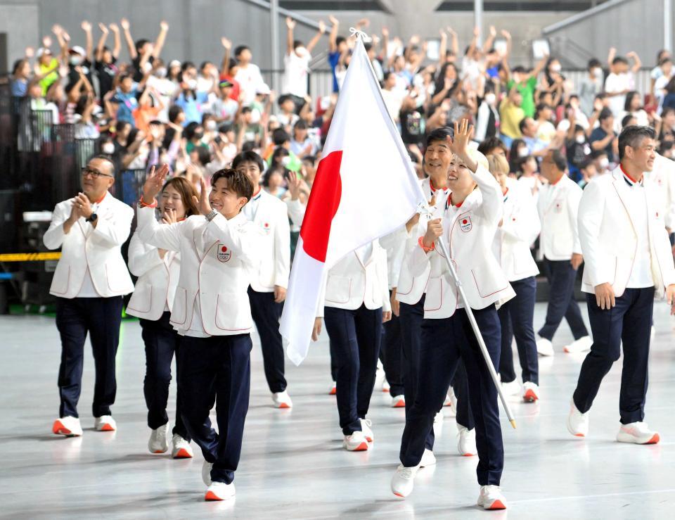 　パリ五輪日本選手団の壮行会でスタンドの声援に応える旗手の半井重幸（中央左）と江村美咲（同右）＝５日