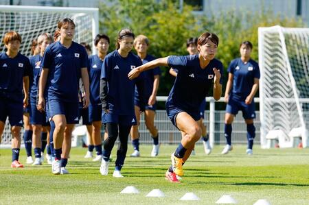 　スペイン戦に向け、調整する熊谷（手前）ら女子日本代表（共同）